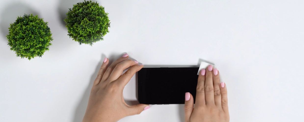 Ar galima užklijuoti grūdintą stiklą ant apsauginės plėvelės?