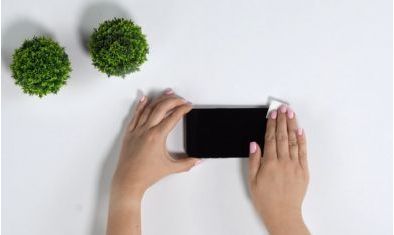 Ar galima užklijuoti grūdintą stiklą ant apsauginės plėvelės?