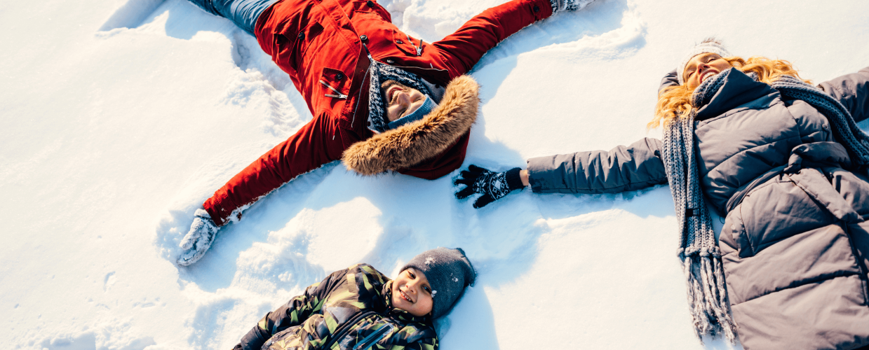 Ferie zimowe w 2025 r. 5 akcesoriów, które warto zabrać