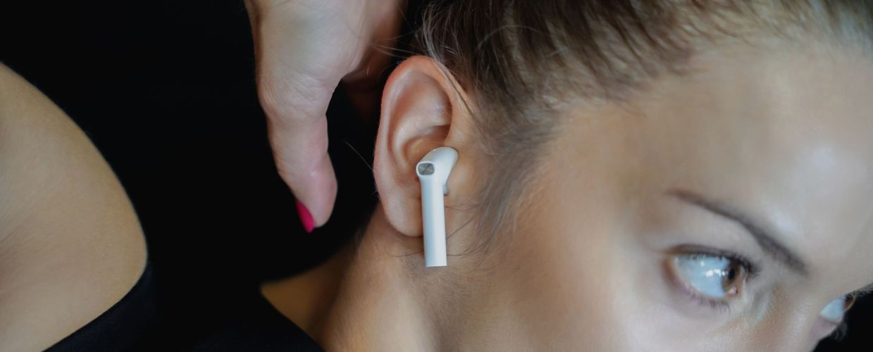 Kaip įkrauti belaidžius ausines?